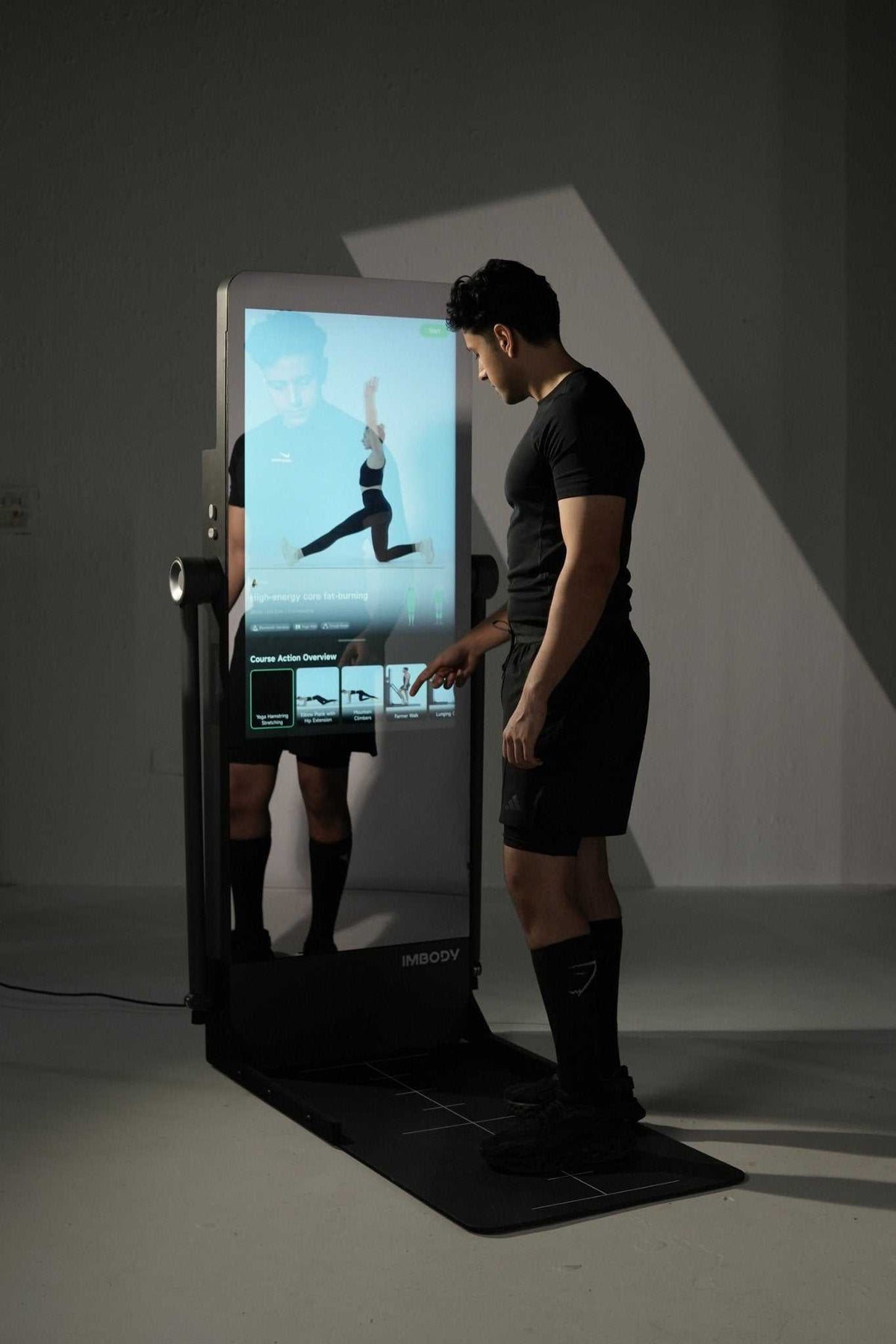 Selecting workout on IMBODY mirror